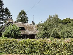 Maison au toit de chaume au hameau du Buc.