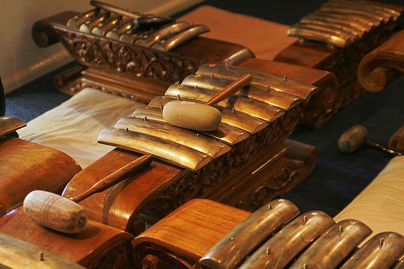 Berkas:Traditional indonesian instruments.jpg
