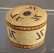 イトラン、カヤツリグサ、杉皮で編まれている籠（19世紀末から20世紀初頭、ワシントン州北東部マカ族の籠）。