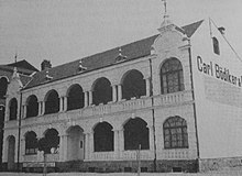 1910年代的皮卡特商業樓，右側牆面可見備德洋行的店名