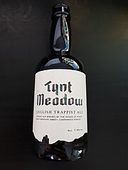 Photographie d'une bouteille de bière dont l'étiquette porte la mention « Tynt Meadow » en une police de facture médiévale.