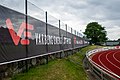 Stor banderoll med Varberg Energi Arena logotype uppsatt på högt staket