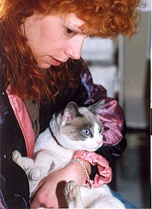 Pornodarstellerin Viper mit einer Katze im Arm