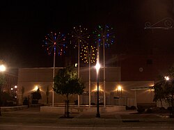 Zambelli Plaza in Downtown - это признание индустрии пиротехники в Нью-Касле.