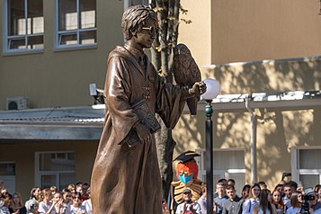 Памятник студенту в образе Гарри Поттера перед Приднестровским государственным университетом