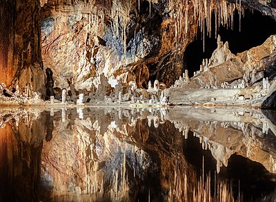 Stalaktit dan stalagmit, sebuah gua di Saalfeld Fairy Grottoes, Jerman