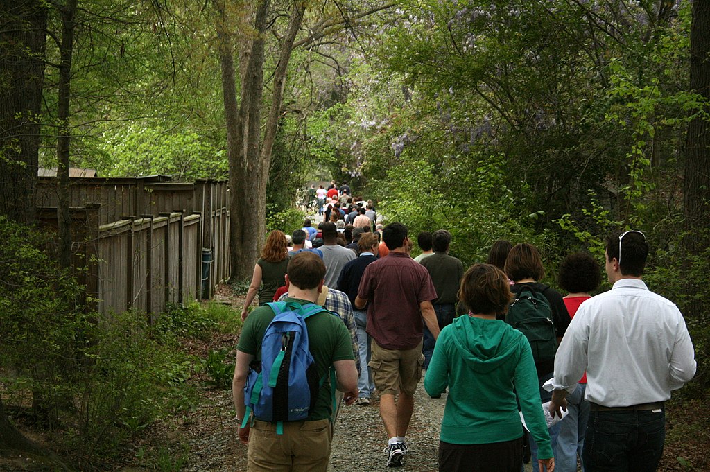 2008-04-12 Crowd touring Durham.jpg