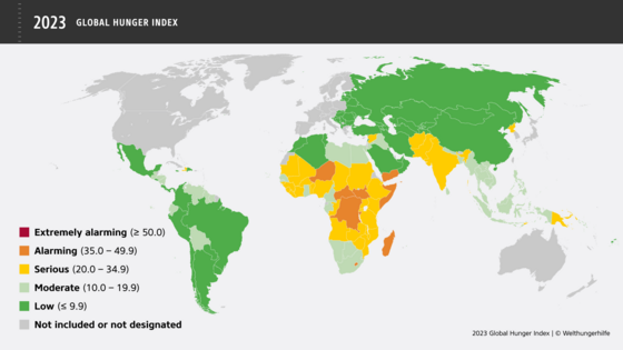 Maailmanlaajuinen nälkäindeksi (GHI, global hunger index) 2022. Punainen kuvaa äärimmäisen hälyyttävän, oranssi hälyyttävän ja keltainen vakavan ruokaturvan puutteen tilaa. Näissä maissa erittäin suuri tai suuri väestöosuus kärsi nälästä ja aliravitsemuksesta.