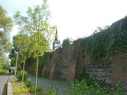Die erhaltene Klostermauer mit dem neugotischen Turm von St. Margaretha im Hintergrund