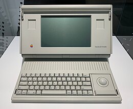 A Macintosh Portable a prógai Apple Múzeumban. A képen a hanyattegér a billentyűzet jobb oldalán látható, de könnyen át lehetne helyezni a bal oldalra.