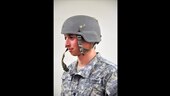 Файл: Армейский усовершенствованный боевой шлем останавливает выстрел АК-47 (2013 г.) .webm