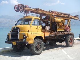 Bedford 4WD karosseri cab med et karosseri monteret borerig af Ruston-Bucyrus