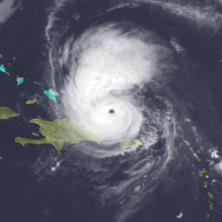 Bertha à son apex le 9 juillet 1996 à 6 h 45 UTC