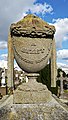 Sommet du monument funéraire de Hyacinthe Martin Bizet. Inscription : « BIZET - ses concitoyens reconnaissants »