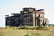 Een leegstaand hotel in het Bergstation Bokor