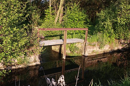 Mittlerweile entferntes Wehr zwischen Brucht und Kaiwasser im Mai 2014.