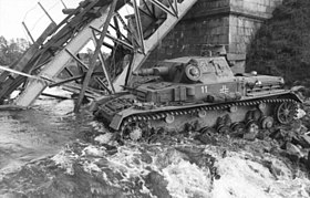 PzKpfw IV дивизии форсирует реку под разрушенным мостом, СССР, лето 1941 года
