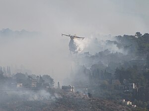 Bombardier 415 de la Fuerza Aérea Griega durante las operaciones contra el incendio.