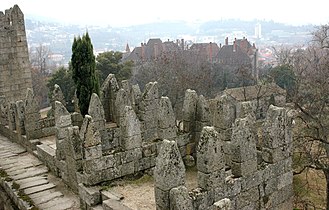 Castillo de Guimarães, con el palacio ducal al fondo.