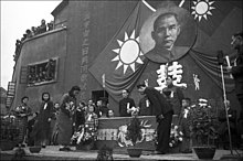 中華民國三十年（1941年）11月12日，重慶。抗戰非常時期，重慶政府組織舉辦的集體婚禮。時任重慶市長的吳國楨親臨現場主持證婚