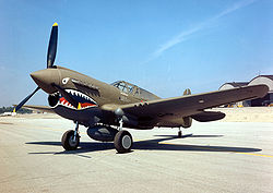 Curtiss P-40 exemplo de monoplano de asa baixa.