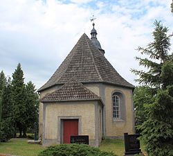 Ostseite der Kirche mit Sakristei