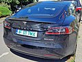 Kennzeichen für Elektrofahrzeuge an einem Tesla
