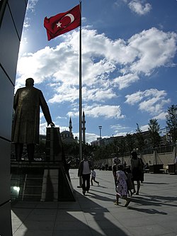 Meydandaki Gazi Osman Paşa heykelinin yanından bir görünüm