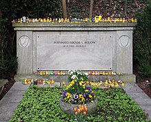 Paperelle di gomma sulla tomba dell'umorista tedesco Vicco von Bülow, in omaggio a uno dei suoi sketch comici più noti.