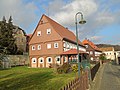 Wohnhaus (Umgebinde) und Nebengebäude, dazu der dahinter verlaufende gemauerte Mühlgraben der Lausur