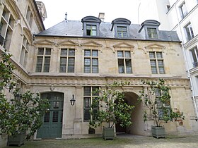 Bâtiment sur rue vue de la cour.