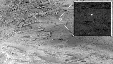 Discesa con il paracadute sul cratere Jezero fotografata dal Mars Reconnaissance Orbiter (MRO)