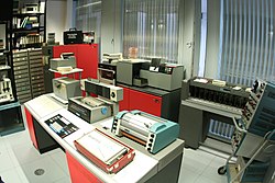 IBM 1130 oheislaitteineen.