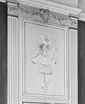 Gestucte jachttrofee op schouw in de chambre romaine, ca. 1790