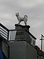 Korea-Jindo-Dog-Figur auf der Brücke
