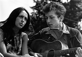 Le 28 août 1963, Joan Baez et Bob Dylan participent à la marche sur Washington, où plus de 200 000 manifestants se rassemblent pour dénoncer l'inégalité des droits civiques que subit la population noire. Après que Martin Luther King eut prononcé son célèbre discours « I Have a Dream », ils interprètent la chanson de Dylan When the Ship Comes In. (définition réelle 2 898 × 2 049)