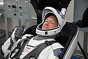 L'astronauta della NASA Douglas Hurley indossa la tuta spaziale SpaceX nell'Astronaut Crew Quarters all'interno del Neil A. Armstrong Operations and Checkout Building presso il Kennedy Space Center dell'agenzia in Florida