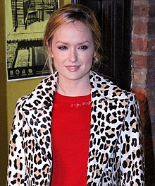 Kaylee Defer interprète la jolie fille.