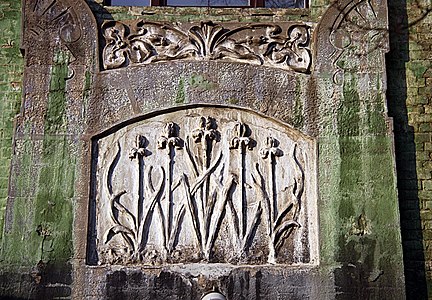 Декоративні півники (іриси) на фасаді