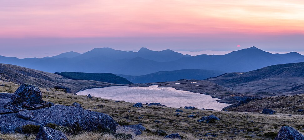 日出时分的卡胡朗吉国家公园西尔维斯特湖（Lake Sylvester）。