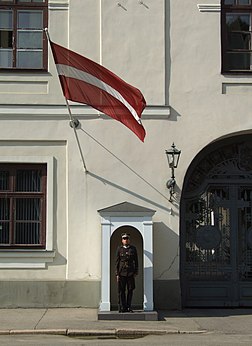 Soldat letton devant le château de Riga, résidence du président de la République lettone. (définition réelle 1 839 × 2 525)