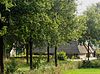 Loohuis, woonboerderij, boerenbedrijf tot 1994, met schuur, bakhuisje en open kapschuur met kippenhok.