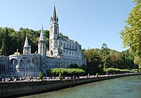 Lourdes Basilique et give.jpg