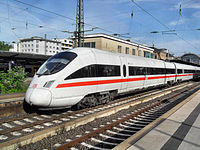 Mainzer Hauptbahnhof- auf Bahnsteig zu Gleis 4- Richtung Worms (Hochsteg) (ICE 411 005-2 (Tz 1105) Dresden) 23.5.2009.JPG