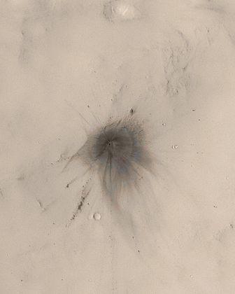 Cratère d'impact situé dans Arabia Terra. Le cratère a un diamètre de 22,6 ± 1,7 mètres. Deux photos prises par ailleurs permettent de dater son apparition entre le 8 décembre 2003 et le 26 novembre 2005.