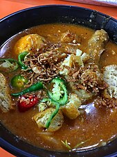 Un plat de nouilles populaire en Asie du Sud-Est, le Mi rebus, où ont été utilisées des feuilles de Salam