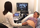 Bei der Kardiotokografie hört die Mutter die Herztöne ihres ungeborenen Kindes