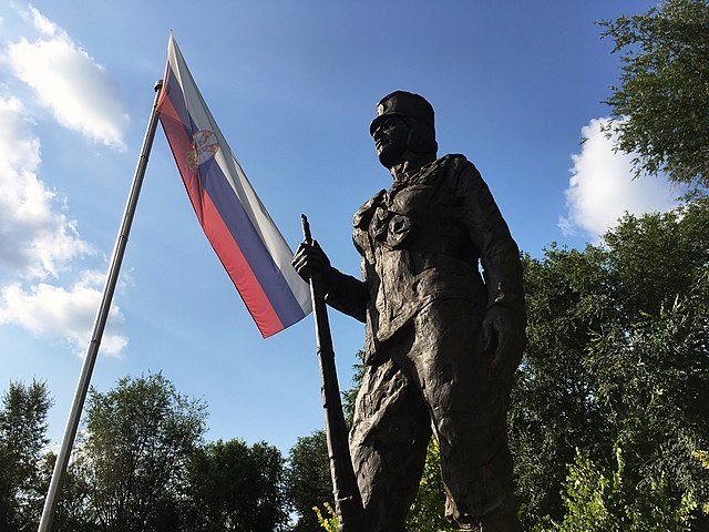 Споменик Милунки Савић у Инђији.  Милунка Савић била је велика српска ратна хероина. Учествовала је у Балканским ратовима и Првом светском рату као наредник у Другом пуку српске војске. Прерушивала се као мушкарац како би учествовала у ратовима. Жена је са највише одликовања у историји рата. Због неизмерне храбрости, Французи су је прозвали српска Јованка Орлеанка