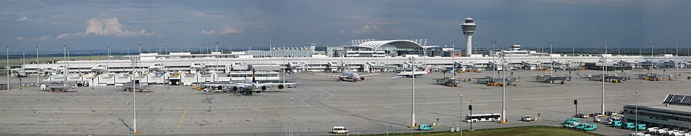 Zona de estacionamiento d'aeronaves frente a la Terminal 1