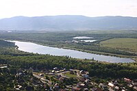 Pohled na Matyldu, za ní Kopistská výsypka s jezerem Vrbenský. V pozadí panorama Krušných hor.